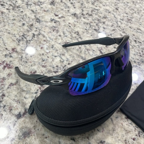 Oakley Men’s sunglasses - Picture 3 of 3